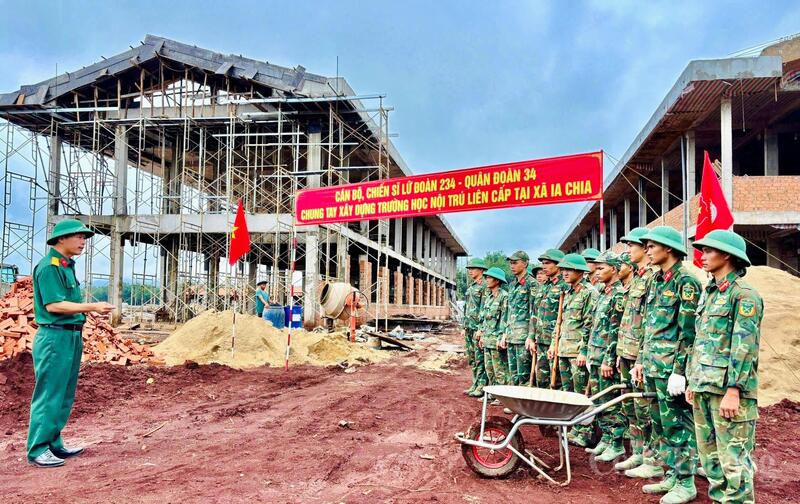 Nhằm hỗ trợ đẩy nhanh tiến độ xây dựng các trường phổ thông dân tộc nội trú liên cấp tại khu vực biên giới, hơn 10 ngày qua, Quân đoàn 34 (Bộ Quốc phòng) đã huy động 150 cán bộ, chiến sĩ tham gia hỗ trợ thi công tại hai xã Ia O và Ia Chía.
