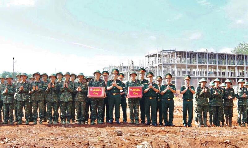 Phó Tư lệnh Quân đoàn 34 tặng quà cán bộ, chiến sĩ các đơn vị đang thực hiện nhiệm vụ.