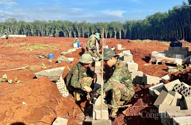 Chiến sĩ Quân đoàn 34 'vượt nắng, thắng mưa' đưa trường nội trú biên giới về đích - 12