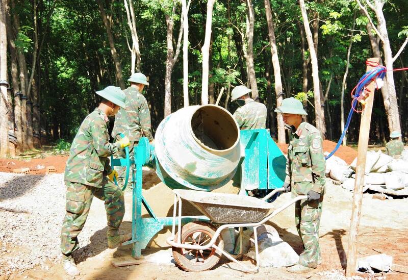 Các chiến sĩ ngày đêm chung sức thi công các trường phổ thông dân tộc nội trú liên cấp vùng biên, quyết tâm đưa công trình về đích đúng tiến độ.