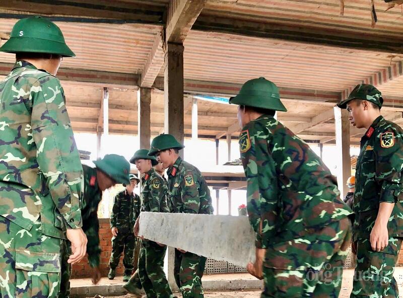 Mặc dù thời tiết Tây Nguyên bước vào mùa mưa với nhiều diễn biến thất thường, song cán bộ, chiến sĩ các đơn vị vẫn duy trì nhịp độ lao động khẩn trương với tinh thần “vượt nắng, thắng mưa”, tranh thủ từng ngày, từng giờ để đẩy nhanh tiến độ thi công.
