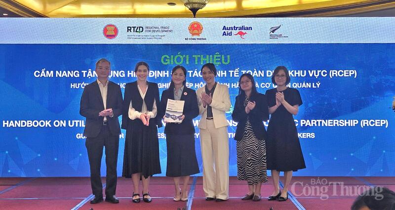 Ra mắt Cẩm nang "Tận dụng Hiệp định RCEP dành cho doanh nghiệp, hiệp hội ngành hàng và cơ quan quản lý". Ảnh: Việt Khoa