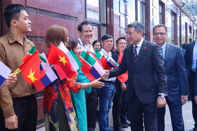 Lãnh đạo Cộng hòa Tatarstan mời Thủ tướng Lê Minh Hưng bánh mì muối và kẹo ngọt trắc-trắc – nghi thức truyền thống thể hiện tình cảm và sự trân trọng dành cho khách quý tới thăm - Ảnh: VGP/Nhật Bắc