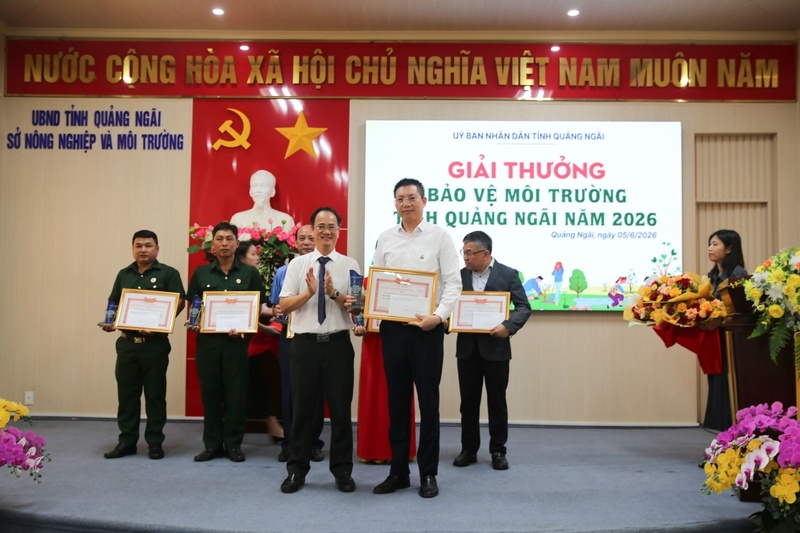 Đại diện BSR nhận Giải thưởng Bảo vệ môi trường tỉnh Quảng Ngãi năm 2026, ghi nhận những nỗ lực nổi bật của doanh nghiệp trong công tác quản lý và bảo vệ môi trường năm 2026. Ảnh: BSR