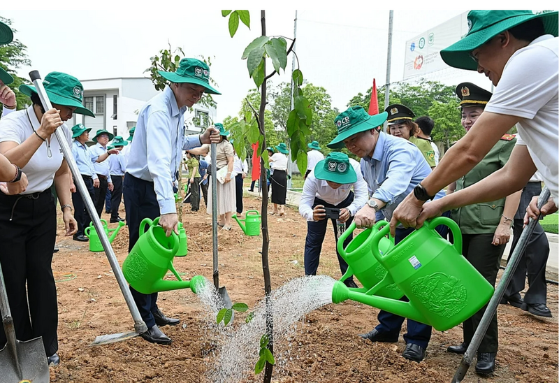 Các đại biểu trồng cây tại khuôn viên Trường Cao đẳng Công nghệ và Nông lâm Đông Bắc. Ảnh: Bảo Thắng