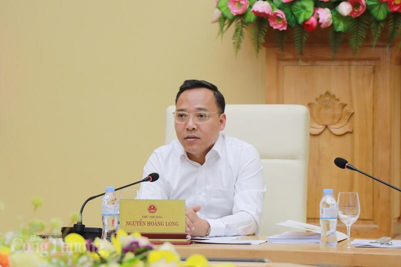 Thứ trưởng Nguyễn Hoàng Long chủ trì cuộc họp. Ảnh: Thanh Tuấn