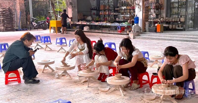Hoạt động trải nghiệm làm gốm đang trở thành cách để nghề gốm Bát Tràng tiếp cận thế hệ trẻ. Ảnh: Nhật Chi