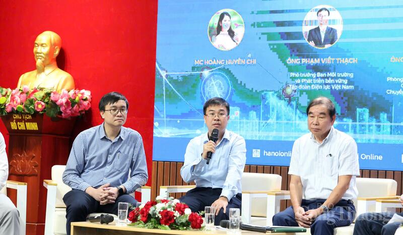 Ông Hoàng Việt Dũng - Phó Trưởng phòng Phòng Hiệu quả năng lượng và Chuyển đổi xanh, Cục Đổi mới sáng tạo, Chuyển đổi xanh và Khuyến công (Bộ Công Thương) trao đổi tại diễn đàn.