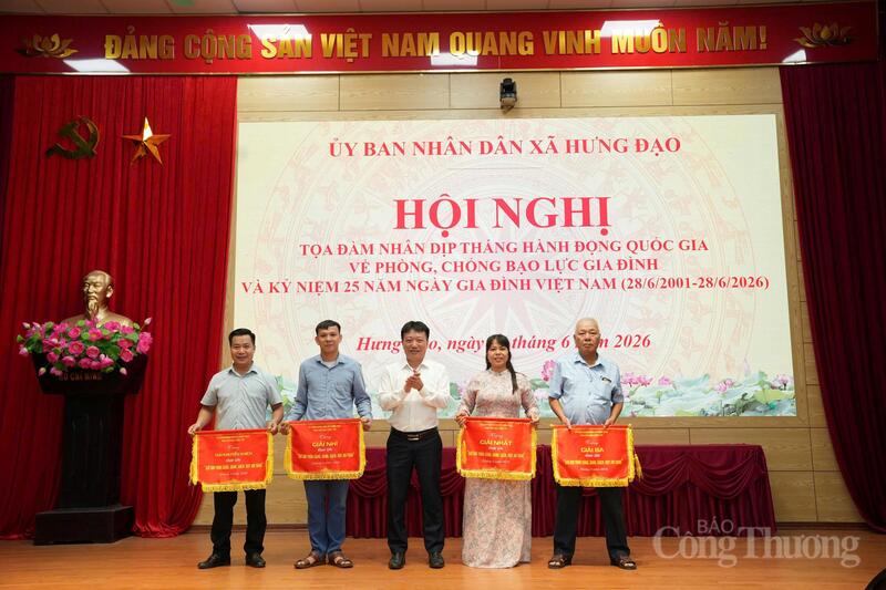 Đại diện lãnh đạo UBND xã Hưng Đạo trao cờ giải thưởng cuộc thi "Giữ gìn thôn sáng, xanh, sạch, đẹp, an toàn" cho các thôn đạt giải tại hội nghị tọa đàm nhân dịp Tháng hành động quốc gia về phòng, chống bạo lực gia đình và kỷ niệm 25 năm Ngày Gia đình Việt Nam (28/6/2001 - 28/6/2026).