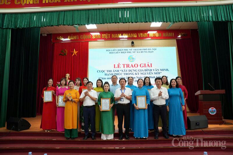 Ông Nguyễn Đức Phương - Bí thư Đảng ủy xã Hưng Đạo cùng lãnh đạo xã và đại diện Hội Liên hiệp Phụ nữ xã trao giải cuộc thi ảnh "Xây dựng gia đình văn minh, hạnh phúc trong kỷ nguyên mới" chào mừng kỷ niệm 25 năm Ngày Gia đình Việt Nam (28/6/2001 - 28/6/2026).