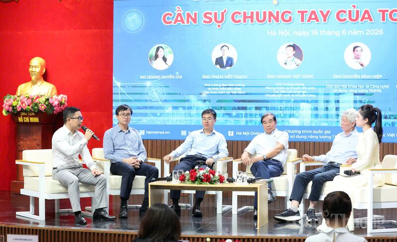 Các diễn giả tham gia diễn đàn.