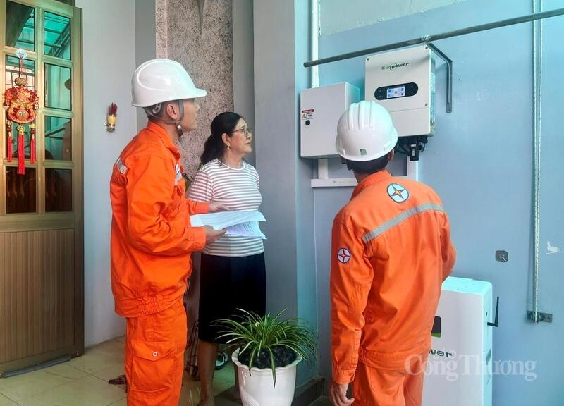 Công ty Điện lực TP.  Cần Thơ đến từng hộ gia đình đã lắp điện mặt trời mái nhà để hướng dẫn sử dụng điện hiệu quả, an toàn. Ảnh: An Duy.