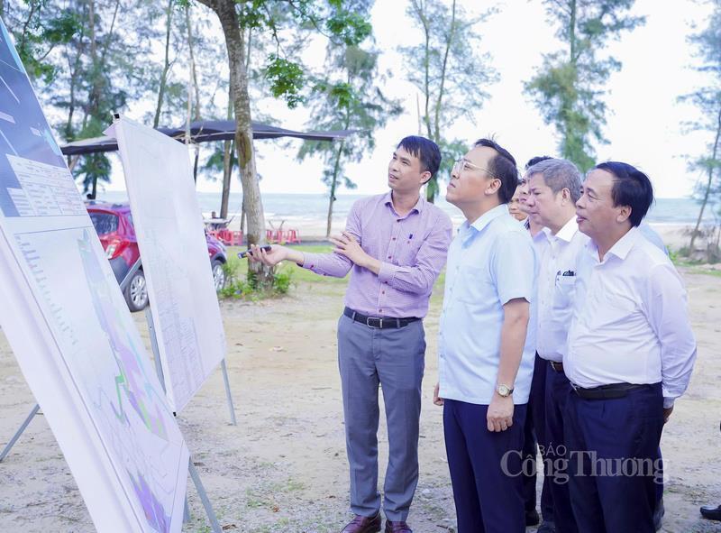 Nhà đầu tư báo cáo với Thứ trưởng Nguyễn Hoàng Long và đoàn công tác về Dự án Nhà máy nhiệt điện LNG Quỳnh Lập. Ảnh: Mai Liễu
