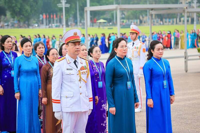 Đoàn Đại biểu dự Đại hội Phụ nữ toàn quốc lần thứ XIV vào Lăng viếng Chủ tịch Hồ Chí Minh - 4