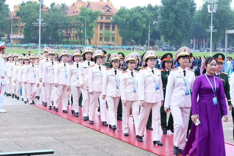 Đoàn Đại biểu dự Đại hội Phụ nữ toàn quốc lần thứ XIV vào Lăng viếng Chủ tịch Hồ Chí Minh - 2