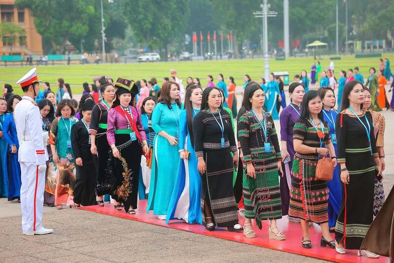 Đoàn Đại biểu dự Đại hội Phụ nữ toàn quốc lần thứ XIV vào Lăng viếng Chủ tịch Hồ Chí Minh - 3