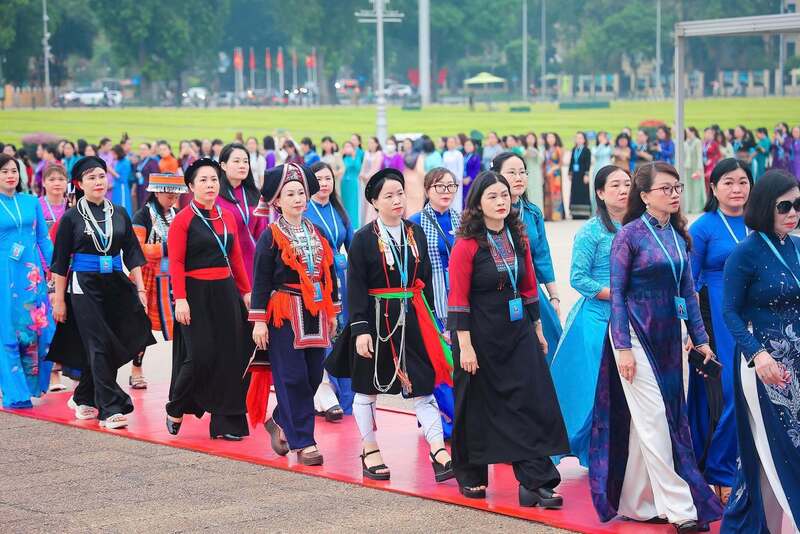 Đoàn đại biểu Đại hội đại biểu Phụ nữ toàn quốc lần thứ XIV, nhiệm kỳ 2026-2031 vào Lăng viếng Chủ tịch Hồ Chí Minh. Ảnh: Mặt trận Tổ quốc Việt Nam