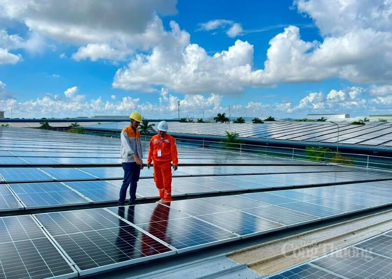 Hệ thống điện mặt trời mái nhà kết hợp thiết bị lưu trữ năng lượng theo chủ trương phát triển. Ảnh: An Duy.