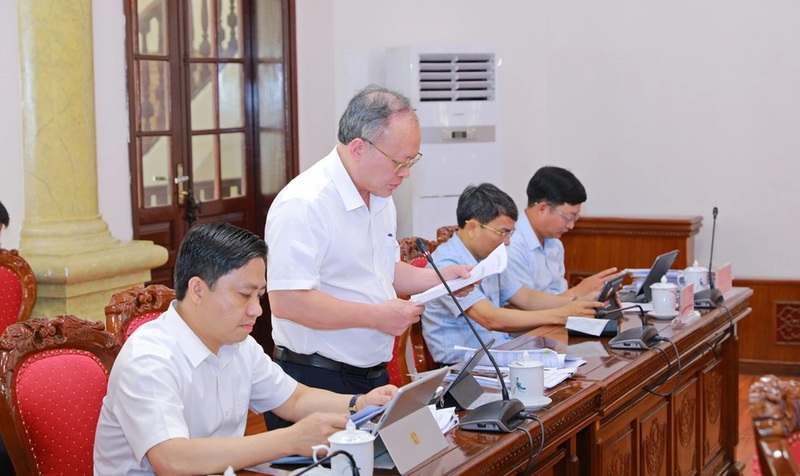 Ông Lê Trọng Thụ, Giám đốc Sở Tài chính Thanh Hóa trình bày báo cáo tổng hợp kết quả tháo gỡ khó khăn, vướng mắc cho các dự án tồn đọng, kéo dài trên địa bàn. Ảnh: Minh Hiếu