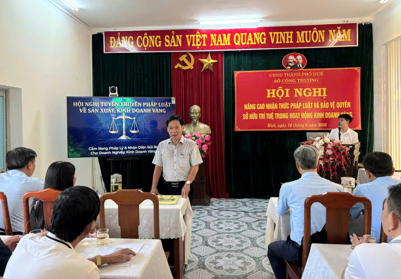 Lãnh đạo Sở Công Thương thành phố Huế phổ biến các văn bản pháp luật liên quan đến sản xuất, kinh doanh vàng cho các đơn vị, doanh nghiệp trên địa bàn. Ảnh: Nguyễn Tuấn