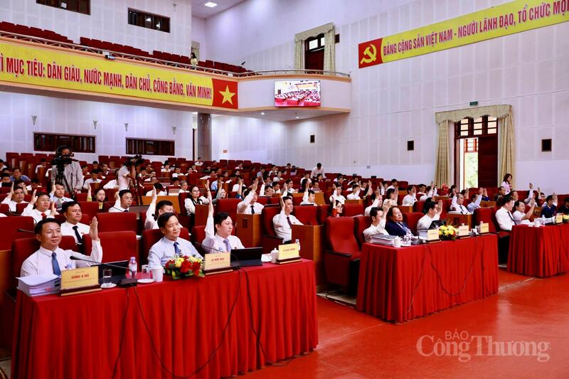 Kỳ họp đã xem xét, thảo luận và thống nhất thông qua 8 nghị quyết quan trọng, tạo cơ sở pháp lý để triển khai các nhiệm vụ phát triển kinh tế - xã hội của địa phương trong giai đoạn mới.