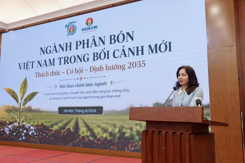 Bà Nguyễn Thị Hiền trình bày tham luận về ngành phân bón Việt Nam trong bối cảnh mới. Ảnh: PVCFC