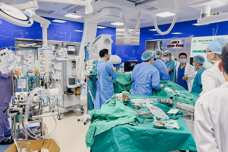Người bệnh được đặt máy tạo nhịp và đặt tim phổi nhân tạo tại phòng DSA