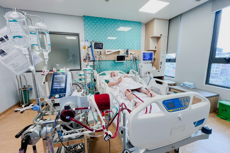 Người bệnh chạy máy VA ECMO tại khoa Hồi sức tích cực