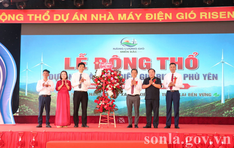 Lãnh đạo tỉnh Sơn La tặng hoa chủ đầu tư tại Lễ động thổ. (Ảnh: Diệp Hương)
