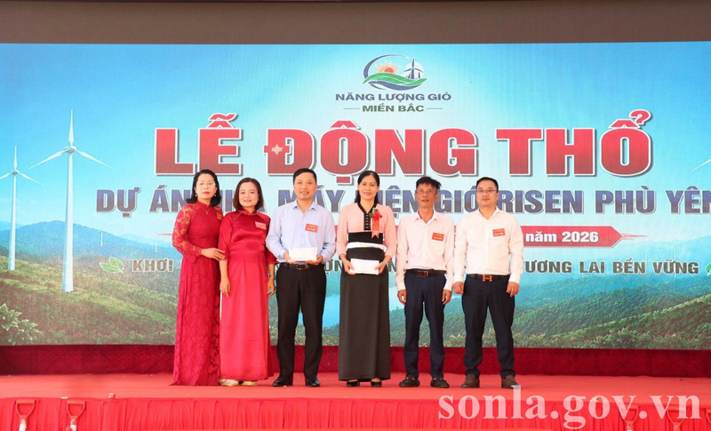 Chủ đầu tư trao ủng hộ an sinh xã hội. (Ảnh: Diệp Hương)