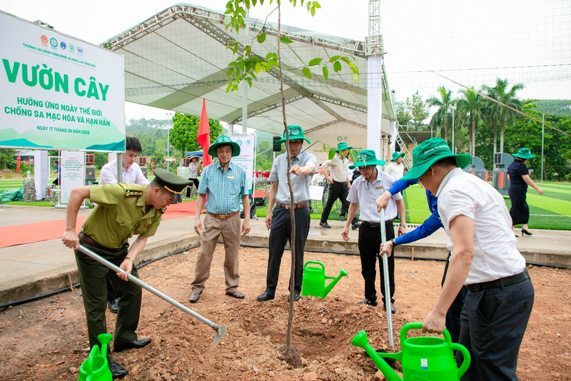 Các đại biểu tham gia trồng cây tại khuôn viên Trường Cao đẳng Công nghệ và Nông lâm Đông Bắc, tỉnh Lạng Sơn. Ảnh: C.P. Việt Nam