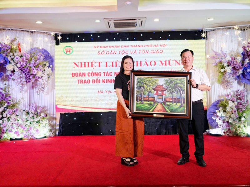 Ông Nguyễn Sỹ Trường - Giám đốc Sở Dân tộc và Tôn giáo trao quà lưu niệm cho bà Nguyễn Thị Lài - Phó Giám đốc Sở Dân tộc và Tôn giáo tỉnh Quảng Trị