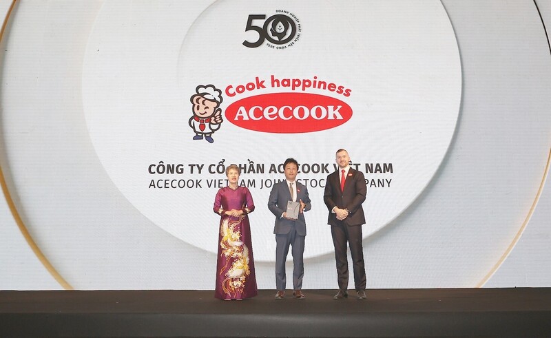 Đại diện Acecook Việt Nam nhận giải Top 50 doanh nghiệp phát triển bền vững tiêu biểu tại Việt Nam