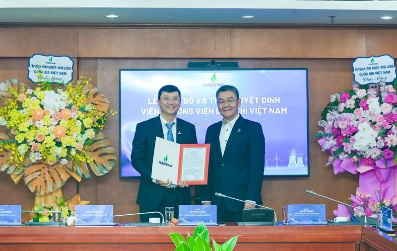 Tổng Giám đốc Petrovietnam trao quyết định giao nhiệm vụ cho ông Nguyễn Văn Tư