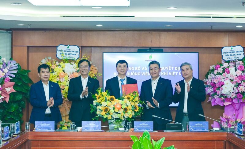 Lãnh đạo Petrovietnam chúc mừng Tân Viện trưởng Viện Dầu khí Việt Nam Nguyễn Văn Tư