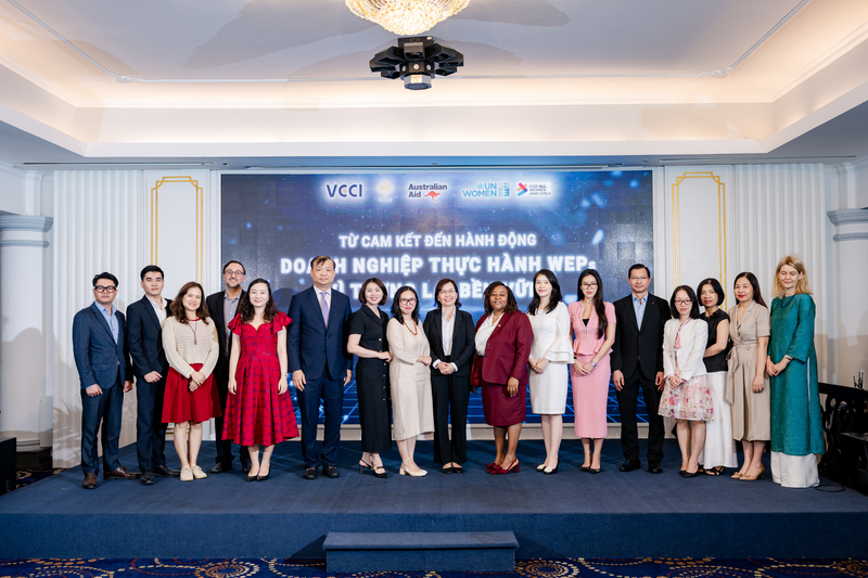 Bà Vũ Trà My - Trưởng phòng phát triển bền vững cấp cao Home Credit Việt Nam (thứ 7 từ phải sang) đã cùng 9 doanh nghiệp khác chính thức ký cam kết thực hiện các nguyên tắc trao quyền cho phụ nữ.
