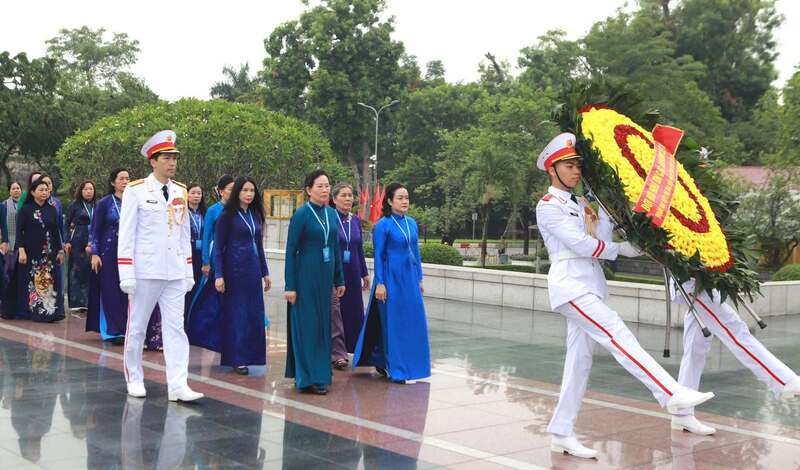 Đoàn Đại biểu dự Đại hội Phụ nữ toàn quốc lần thứ XIV vào Lăng viếng Chủ tịch Hồ Chí Minh - 6