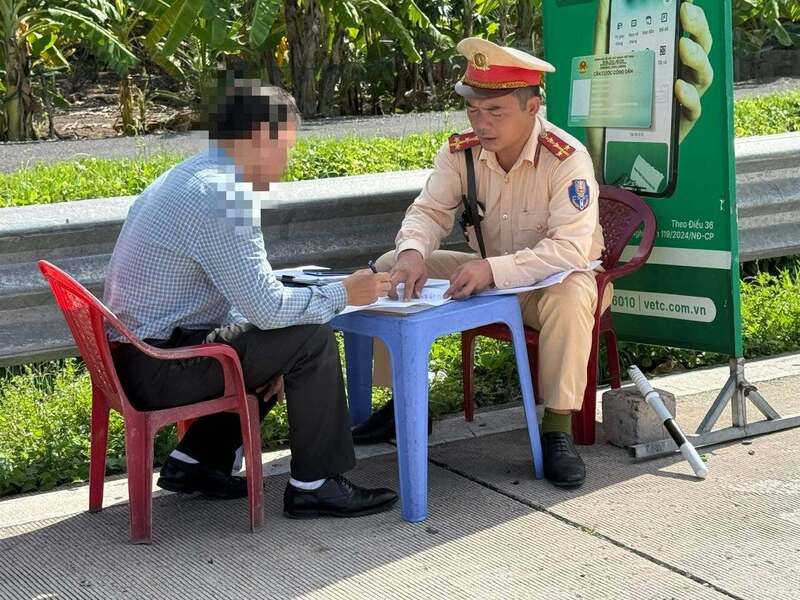 Lực lượng cảnh sát giao thông lập biên bản xử phạt đối với lái xe ô tô vi phạm. Ảnh: Cục Cảnh sát giao thông
