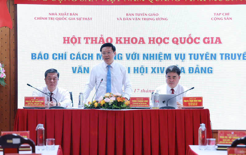 Đồng chí Trần Thanh Lâm, Ủy viên Trung ương Đảng, Phó Trưởng Ban Tuyên giáo và Dân vận Trung ương; PGS. TS Phạm Minh Tuấn, Phó Tổng Biên tập Tạp chí Cộng sản; PGS.TS. Vũ Trọng Lâm, Ủy viên Ban Chấp hành Đảng bộ các cơ quan Đảng Trung ương, Bí thư Đảng ủy, Giám đốc - Tổng Biên tập Nhà xuất bản Chính trị quốc gia Sự thật chủ trì Hội thảo.  Ảnh: Nhà xuất bản Chính trị quốc gia Sự thật