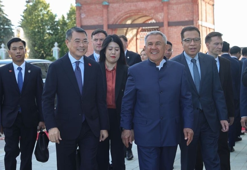 Thủ tướng Chính phủ Lê Minh Hưng gặp Người đứng đầu Cộng hòa Tatarstan Rustam Minnikhanov. Ảnh: VGP/Nhật Bắc