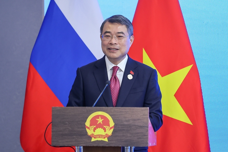Thủ tướng phát biểu tại cuộc gặp gỡ cán bộ, nhân viên các cơ quan đại diện và cộng đồng người Việt Nam tại Liên bang Nga - Ảnh: VGP/Nhật Bắc