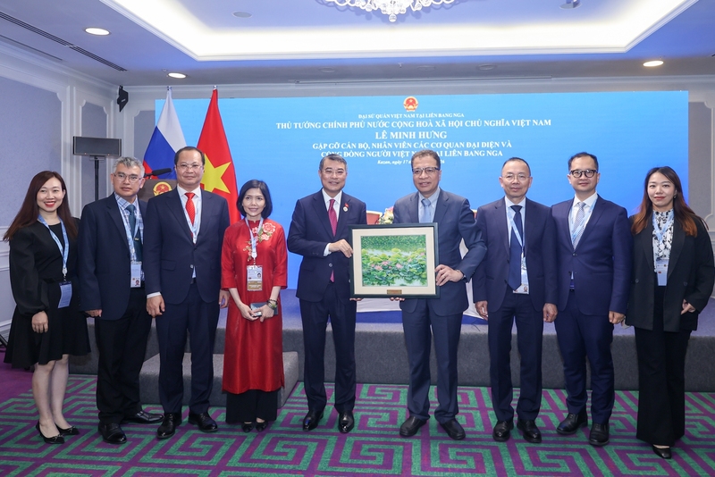 Thủ tướng tặng quà cán bộ, nhân viên các cơ quan đại diện và cộng đồng người Việt Nam đang sinh sống, học tập và làm việc tại Liên bang Nga - Ảnh: VGP/Nhật Bắc