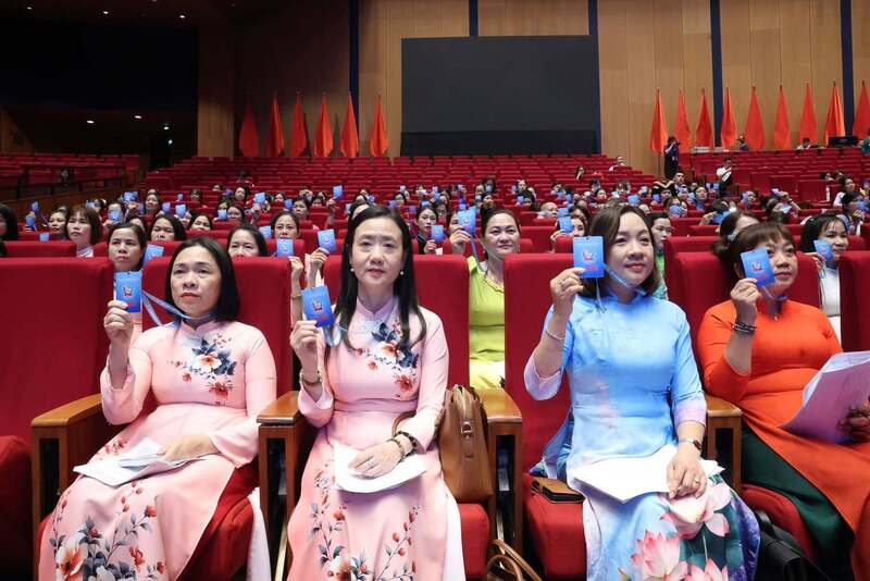 100% đại biểu có mặt đã nhất trí bầu 111 ủy viên Ban Chấp hành Trung ương Hội Liên hiệp Phụ nữ Việt Nam khóa XIV. Ảnh: MTTQVN