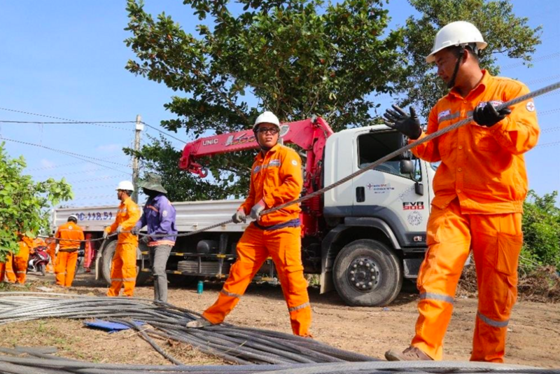 Công nhân điện lực căng mình đảm bảo điện. Ảnh Hồng Hoa