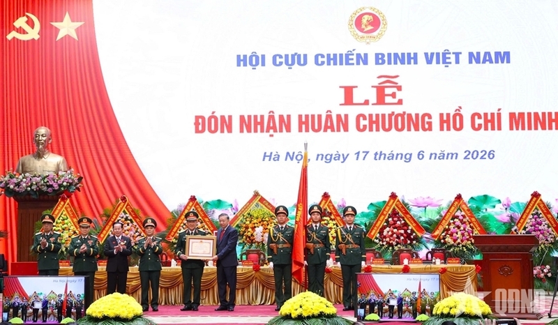Tổng Bí thư, Chủ tịch nước Tô Lâm trao Huân chương Hồ Chí Minh tặng Hội CCB Việt Nam. Ảnh: qdnd.vn