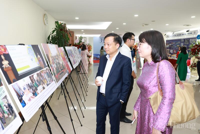 Các đại biểu thăm quan khu trưng bày các hình ảnh về báo Việt Nam News