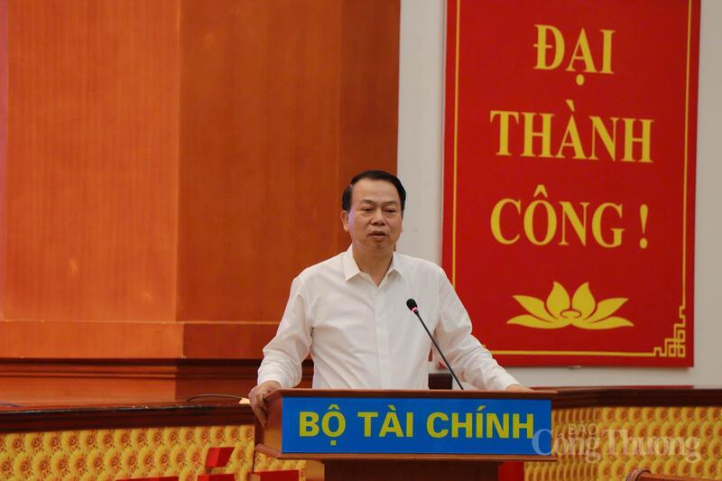 Thứ trưởng Bộ Tài chính Nguyễn Đức Chi phát biểu tại họp báo. Ảnh: Thanh Tuấn