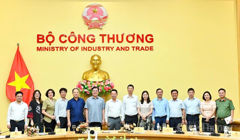 Thứ trưởng Bộ Công Thương Nguyễn Sinh Nhật Tân và các đồng chí lãnh đạo  cơ quan báo chí chụp ảnh lưu niệm. Ảnh: Nam Nguyễn