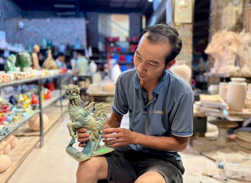 Nghệ nhân Vũ Thành Như với 27 năm làm nghề gốm truyền thống tại Bát Tràng. Ảnh: Nhật Chi