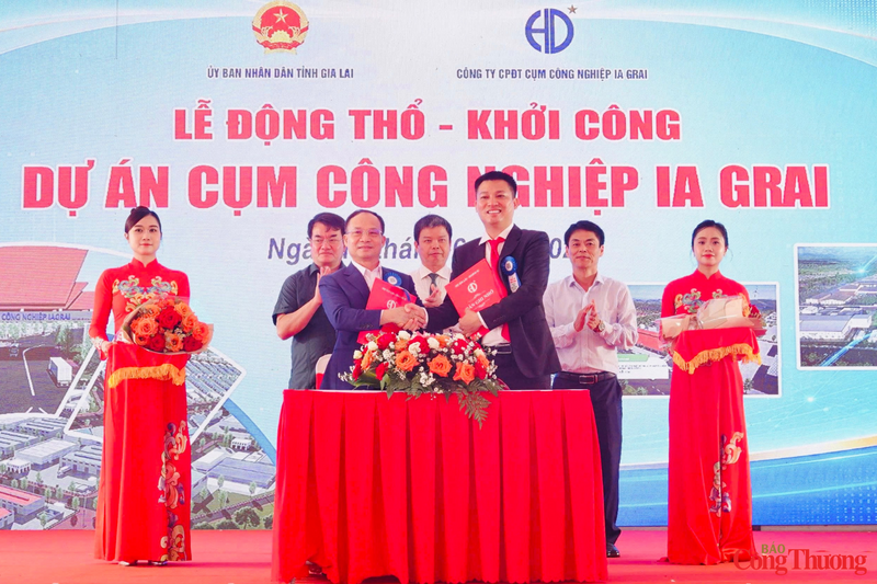 Cũng tại lễ động thổ đã diễn ra lễ ký kết hợp tác giữa Công ty Cổ phần Đầu tư Cụm công nghiệp Ia Grai với các doanh nghiệp, đối tác nhằm thúc đẩy thu hút đầu tư và phát triển sản xuất, kinh doanh tại cụm công nghiệp trong thời gian tới. Ảnh: Hiền Mai